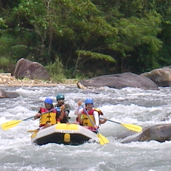 Practicar rafting en Río Filobobos